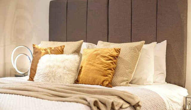 Newly renovated 2-bedroom, 2-bathroom luxury apartment in Earl’s Court/Chelsea, just 8–14 minutes’ walk to the tube. Close to top museums, Royal Albert Hall, and local cafés, pubs, and restaurants — perfect for families, couples, or professionals.