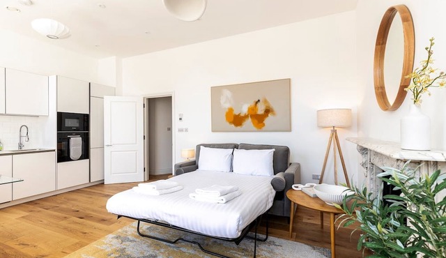 Chic Chelsea Retreat: Bright Space & Balcony Bliss