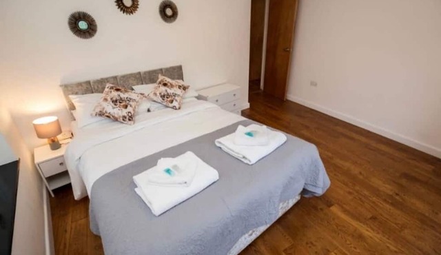 4 Bed Flat - Sleeps 10 - Pets - Parking