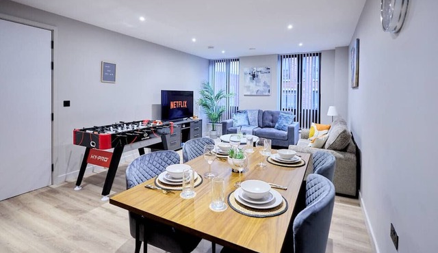 Central Birmingham Getaway: Luxury 2-Bedroom, Netflix, Games & Parking