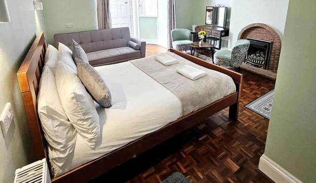 Apartment - Sleeps 6 - Self Check In - Beach Close