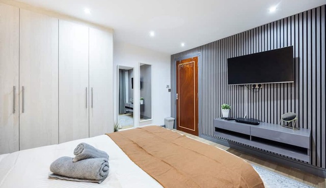 Welcome to Plotseeker’s 3 Bedroom Apartment by River Thames