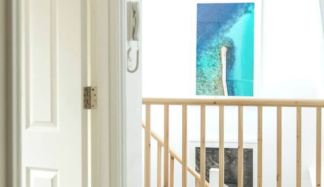 Spacious 4-bedroom, 2-bathroom duplex in Earl’s Court/Chelsea, just 8 minutes’ walk to the tube. Close to Westfield, Holland Park, museums, cafés, and restaurants. Stairs required to access the unit — perfect for families or groups exploring London.