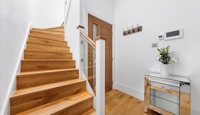 Modern Spacious 2-bedroom apartment near Richmond Park and River Thames