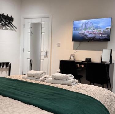 Alross rental - Elegant London Stay with Free Breakfast