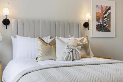 Contractor's Choice- 2 rooms - Sleeps 4 - 2 Separate Sleeping Zones - Free Parking