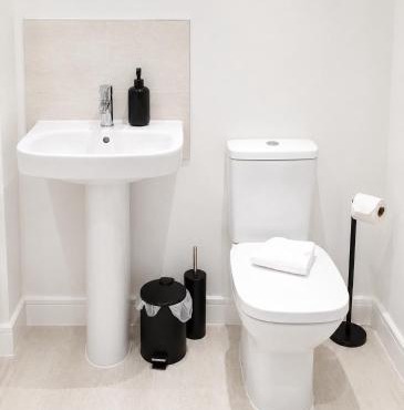 Contractors,Workers, Great location, Swindon, 3BR House Sleeps 6, Free Parking, Fast WiFi, Families
