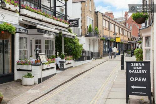 Homely 2 Bedroom Victorian Apartment in Hampstead