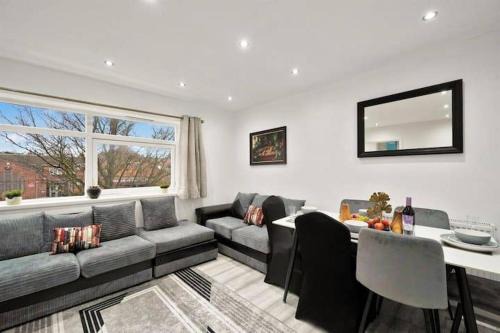 Belvedere 4-Bed Apt Sleeps 9 with Parking