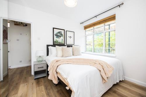 Modern 1 Bed APT , London Zone 2 , Monthly & Weekly Stays Welcome , Near Uber Boat