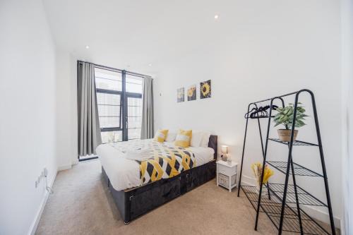 Stylish 2 bed Flat in London with River Thames views Access to boat rides into London-Near O2 Arena and Excel, Fast Wi-Fi, Free Parking, Excellent links Elizabeth and Southeastern Train Line