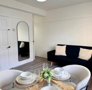 Modern 2 Bedroom Apartment - Free Parking - Close To Metro