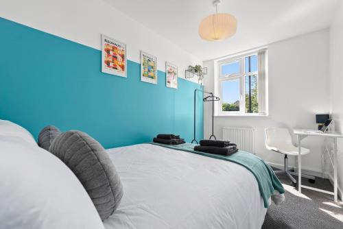 Modern 4BR, Sleeps 8, 3 bath, free parking, perfect for Contractors and long stays