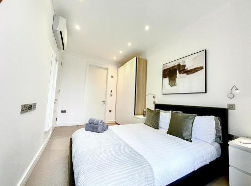 Sleek 3-bedroom AC flat with Balcony, Lift access, FREE WiFi in Southwark, Borough near The Shard by Staylio London