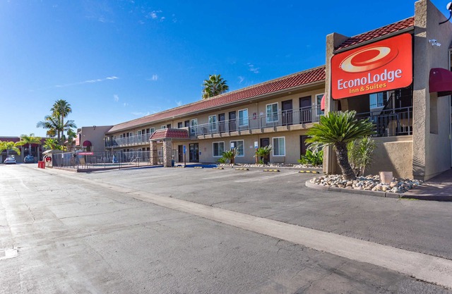 Econo Lodge Inn & Suites Escondido Downtown