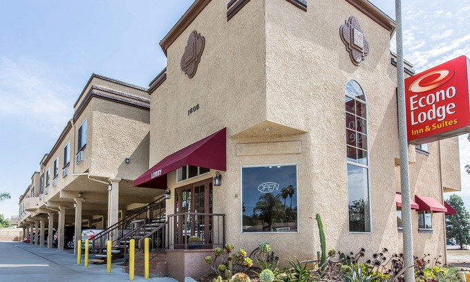 Fallbrook Hotel | Econo Lodge Inn & Suites Fallbrook Downtown